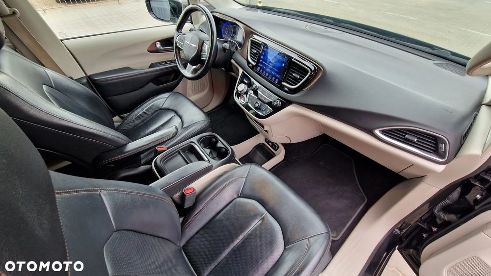 Chrysler Pacifica - 24