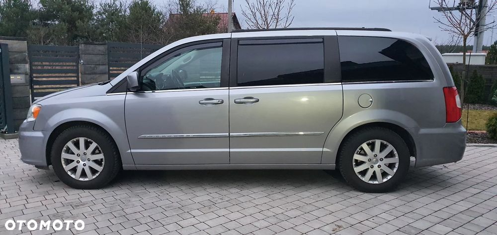 Chrysler Town & Country - 4