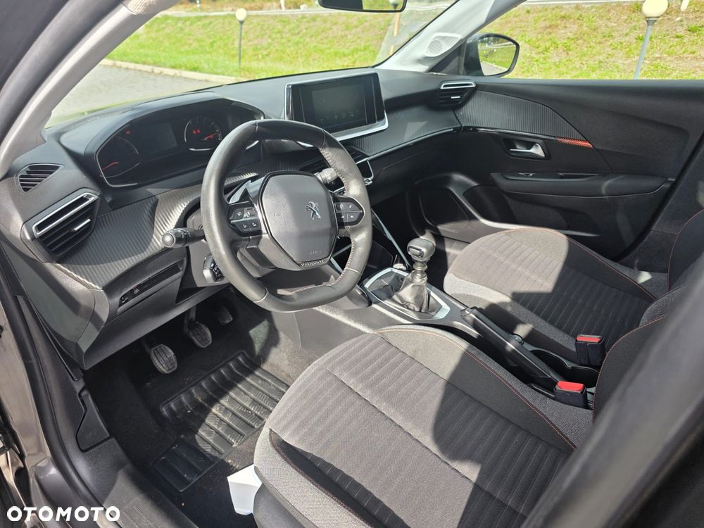 Peugeot 208 - 18