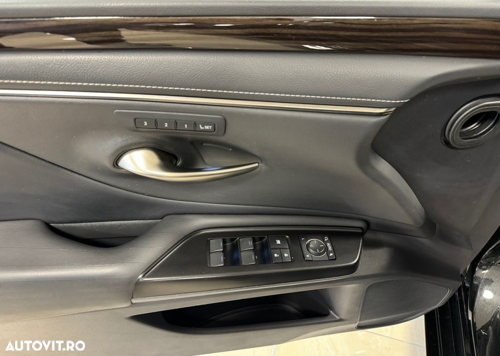Lexus Seria ES 300h 2.5 TNGA HV 25H- 4X2 CVT Executive - 23