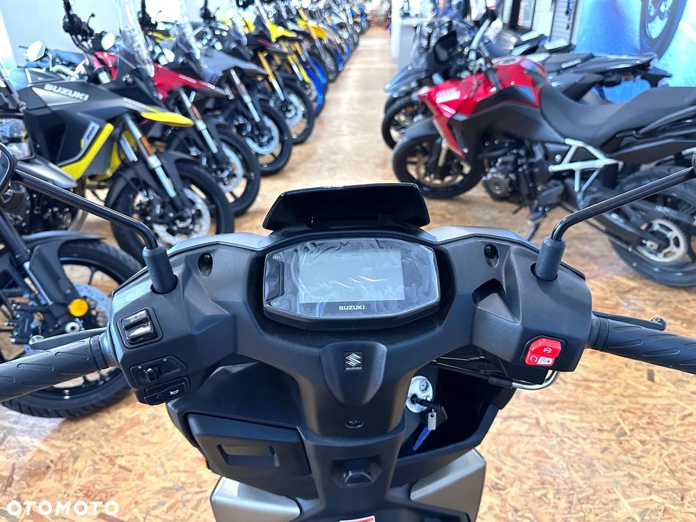 Suzuki Avenis - 10