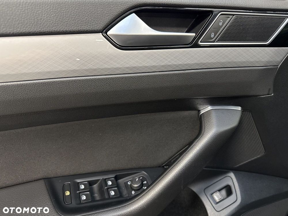 Volkswagen Passat - 11