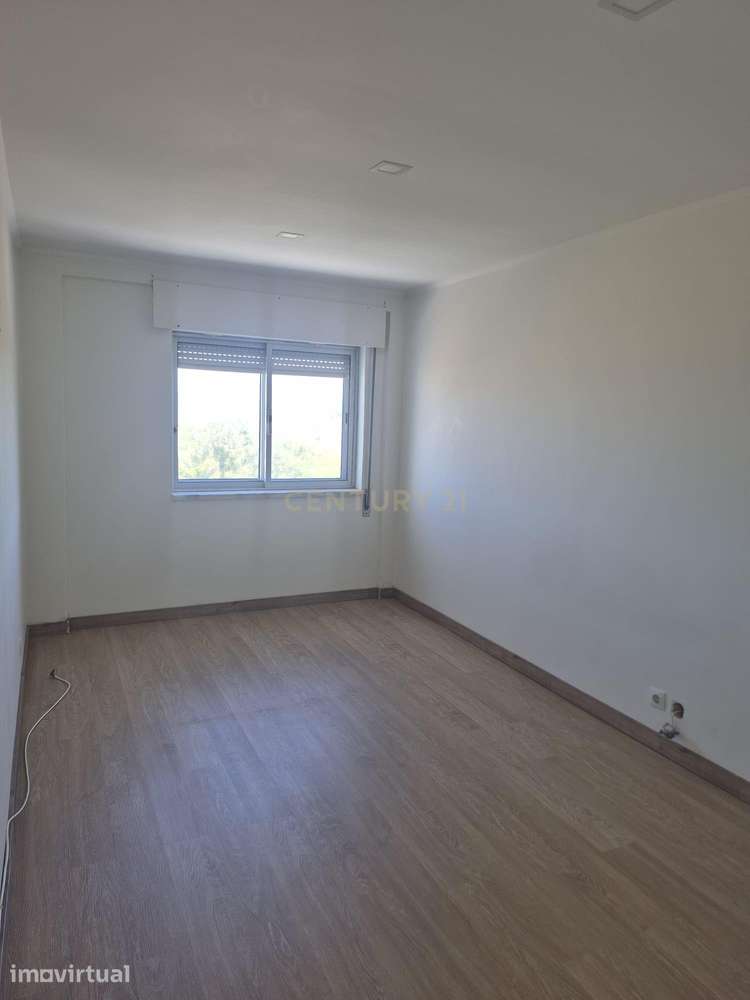 T2 Remodelado com Vista Desafogada - Excelente Oportunidade Próximo de - Grande imagem: 3/15