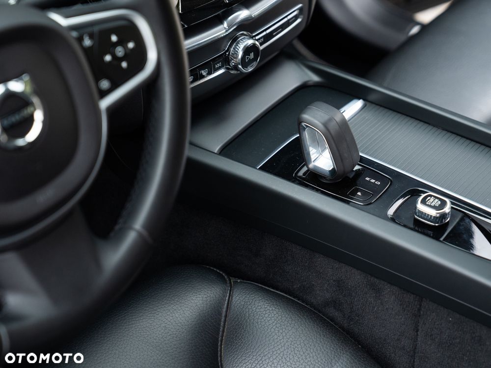 Volvo XC 60 B4 D AWD Geartronic Momentum Pro - 29
