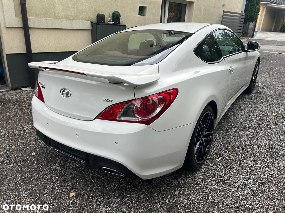 Hyundai Genesis Coupe 2.0 T - 15