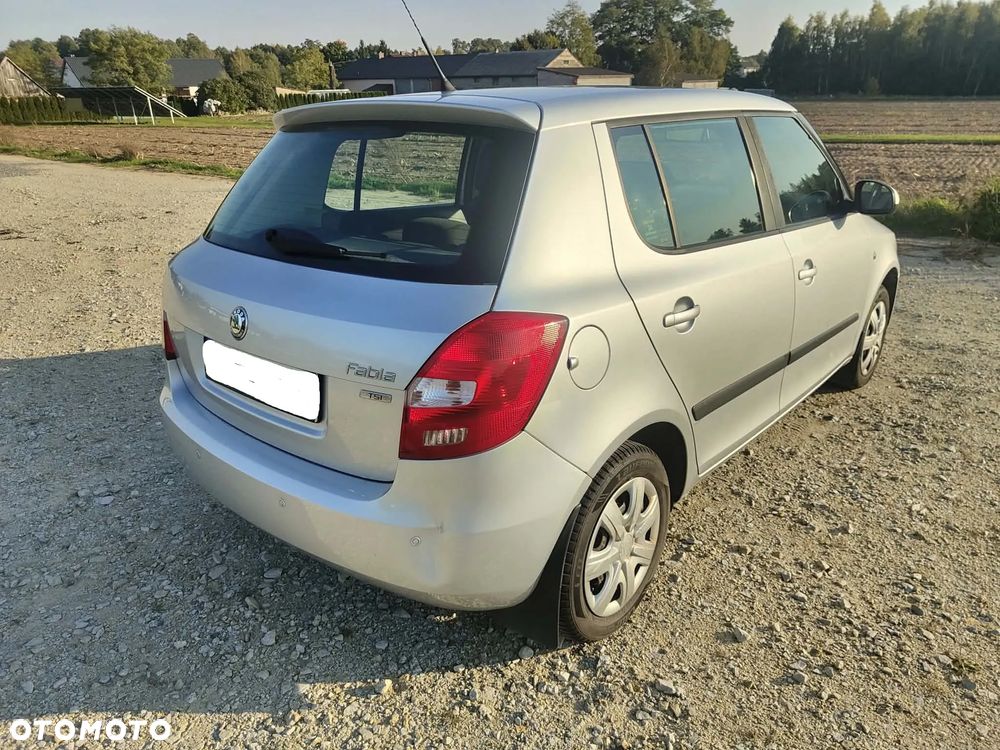 Skoda Fabia 2011 photo 2
