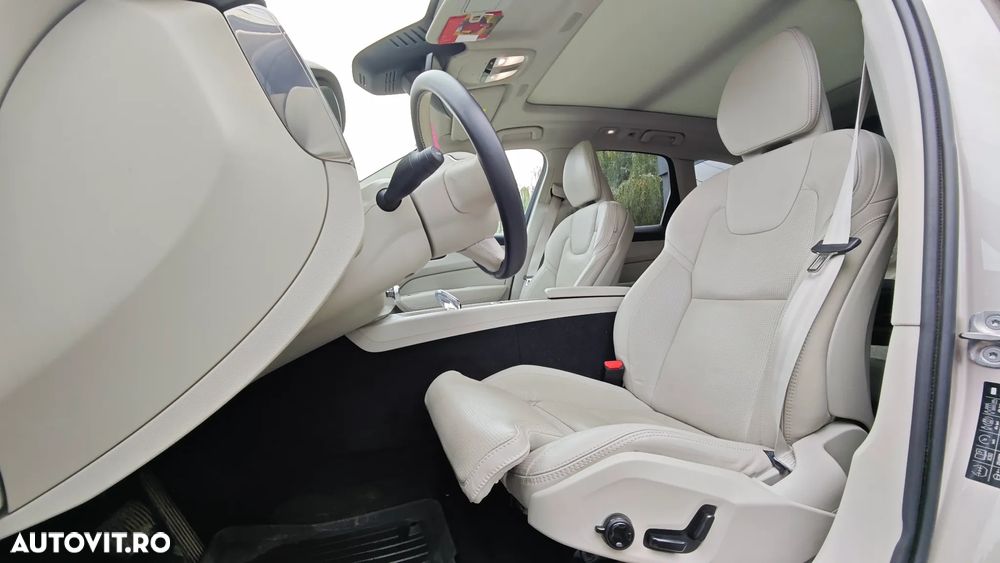 Volvo XC 60 B4 MHEV AT AWD Ultimate Dark - 12