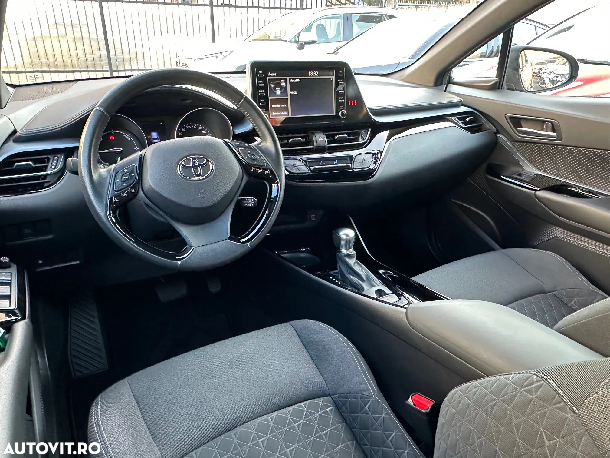 Toyota C-HR 2.0 HSD 184 CP 4x2 CVT Classy Bi-Tone - 25