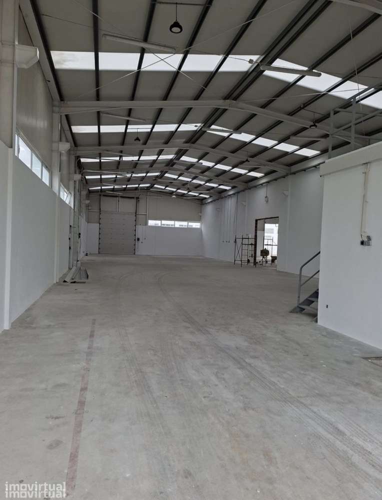 Arrenda-se Armazém /Pavilhão - Grande imagem: 2/4
