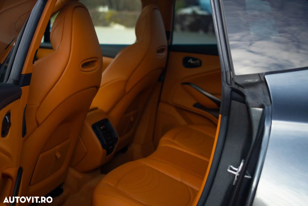 Aston Martin DBX - 22