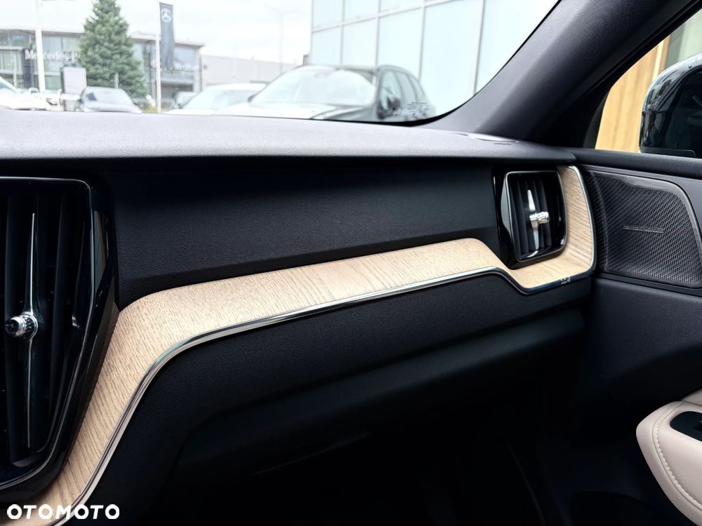 Volvo XC 60 B5 B AWD Plus Dark - 16