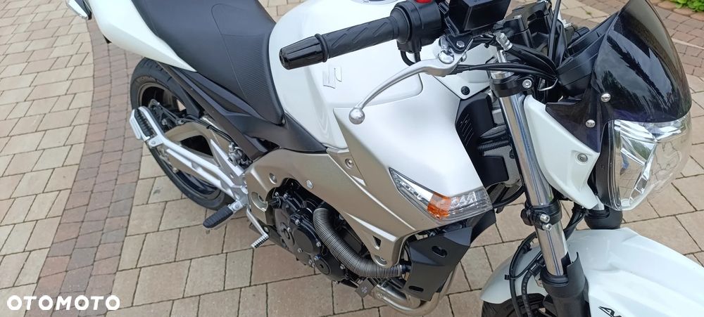 Suzuki GSR - 18