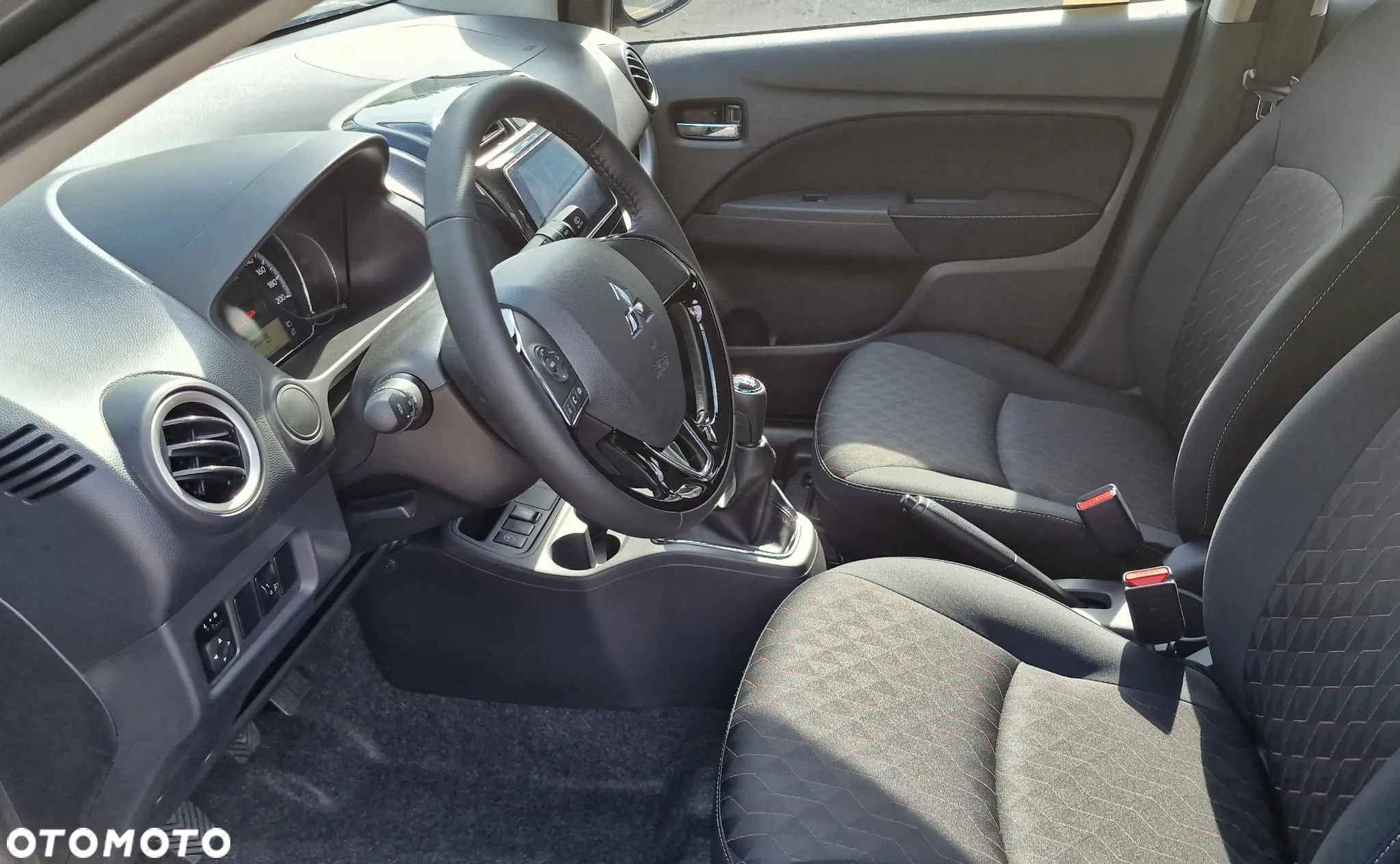 Mitsubishi Space Star 1.2 Invite SDA CVT - 12