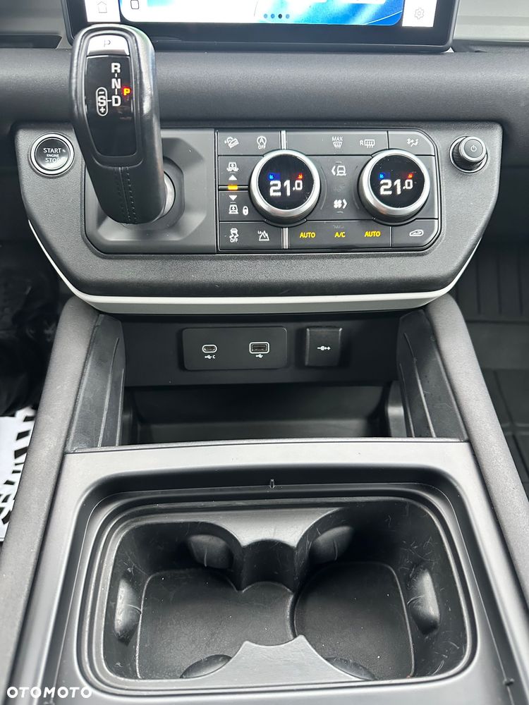 Land Rover Defender 110 D240 S - 29