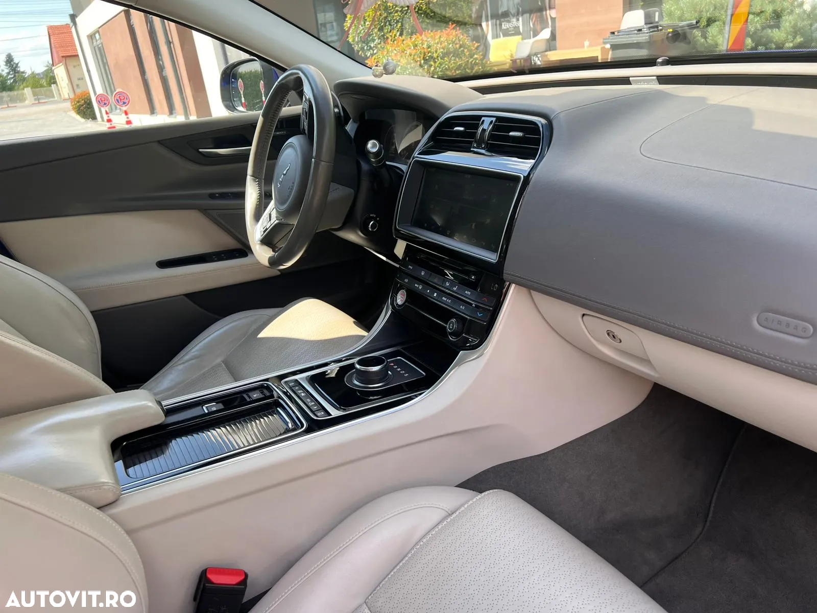 Jaguar XE - 7