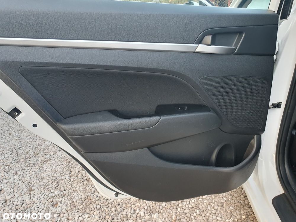 Hyundai Elantra 1.6 Comfort Premiere - 8