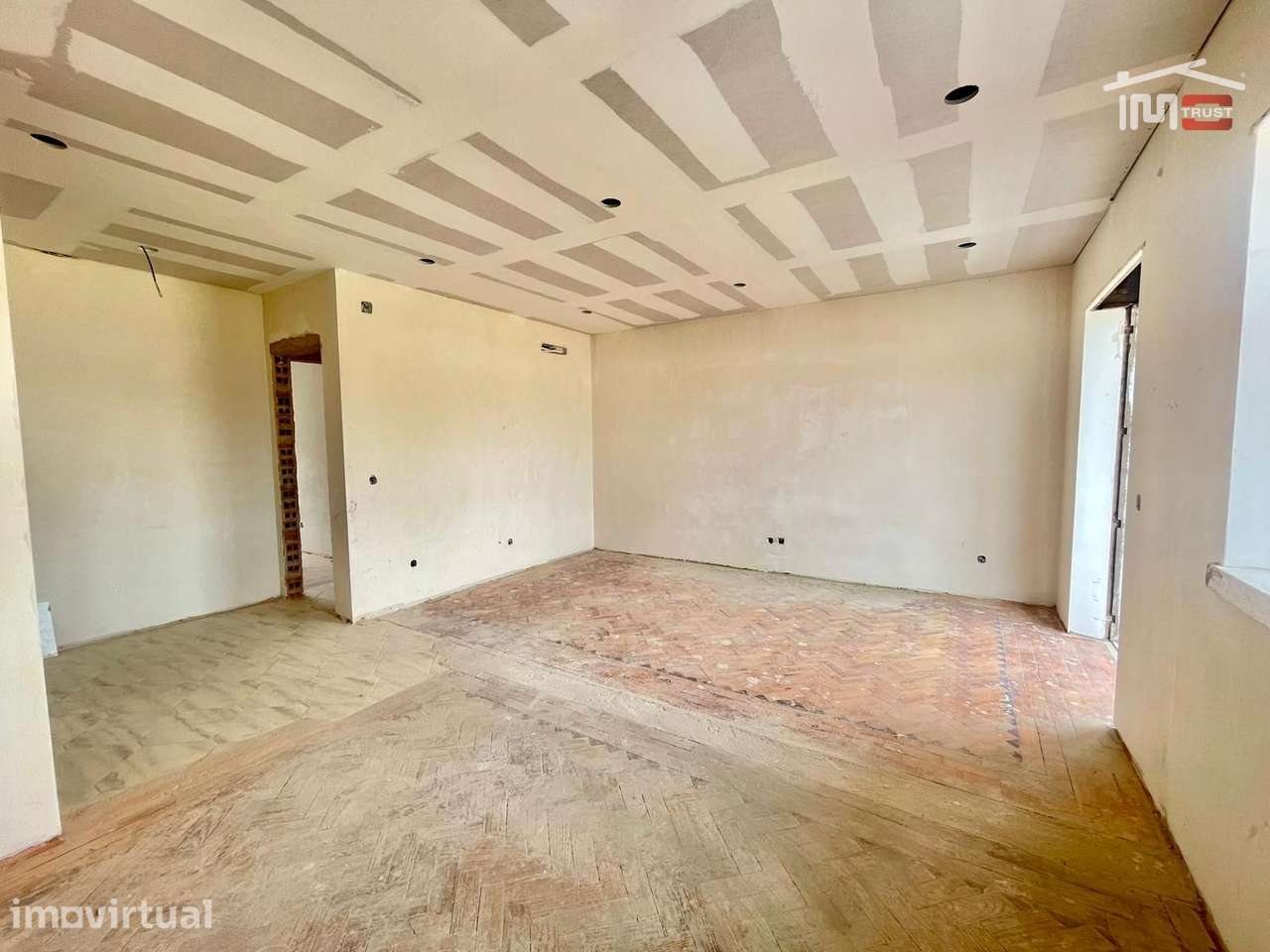 T3 Totalmente Remodelado com Suite e Varanda no Alto do Seixalinho - Grande imagem: 2/31