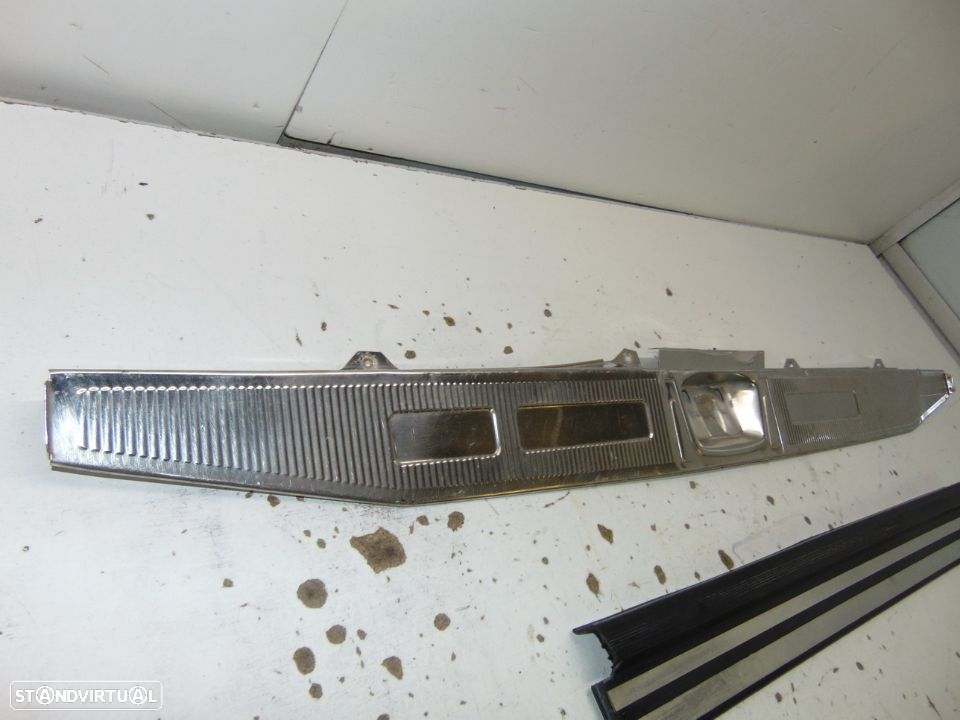 Mercedes w124 friso da mala em aço inox e pousa pes - 2