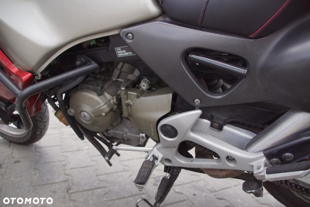 Motocykl na części - Honda XL1000 Varadero 996 cm3 94 KM SD01E 2001R Silnik Skrzynia Laga Owiewka Osłona Szyba Kufer Siedzenie Set Lampa Kierunkowskaz Wydech Manetka Sterownik Moduł Czujnik Licznik Przycisk - 14