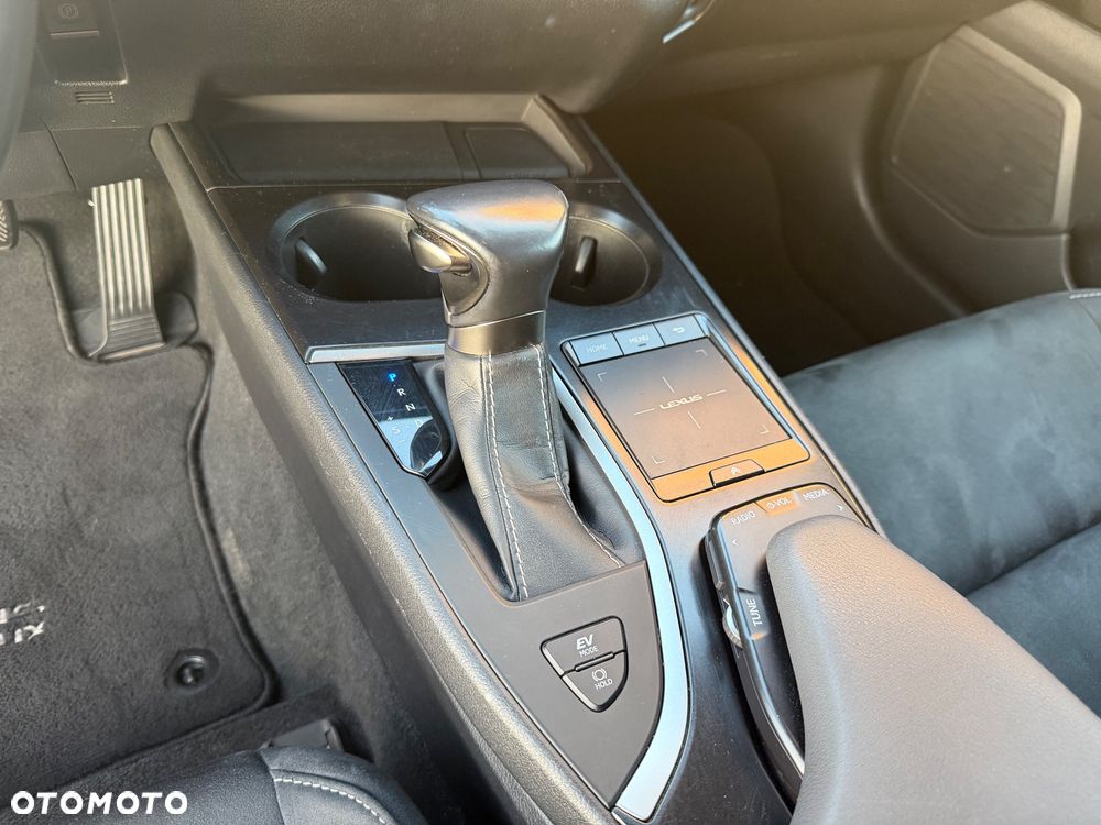 Lexus UX 250h - 19
