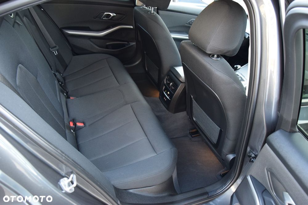 BMW Seria 3 318d Edition M Sport Shadow - 14