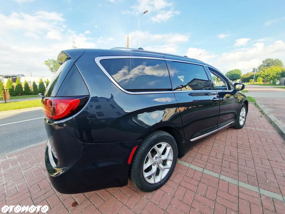 Chrysler Pacifica - 16