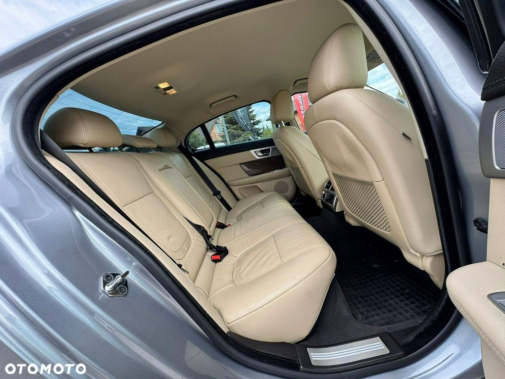 Jaguar XF 2.2 D Luxury - 26