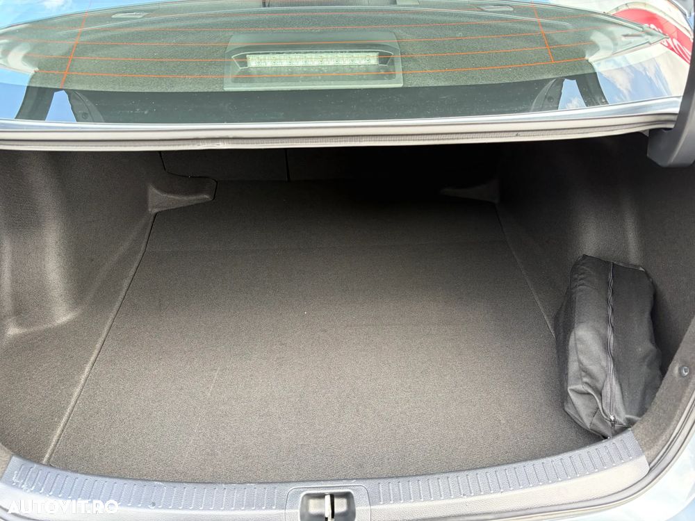 Toyota Corolla 1.8 HSD Dynamic - 29