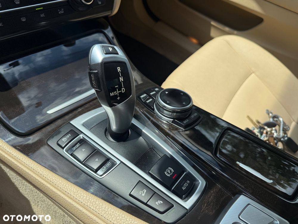 BMW Seria 5 528i xDrive Sport-Aut Luxury Line - 28