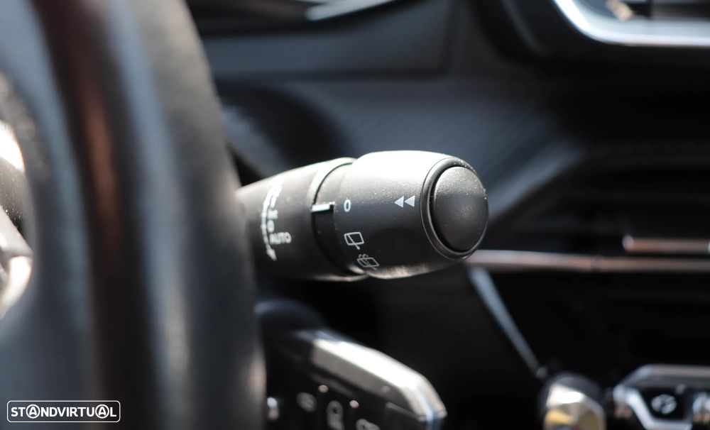 Peugeot 2008 1.2 PureTech Active EAT8 — fotografia 32