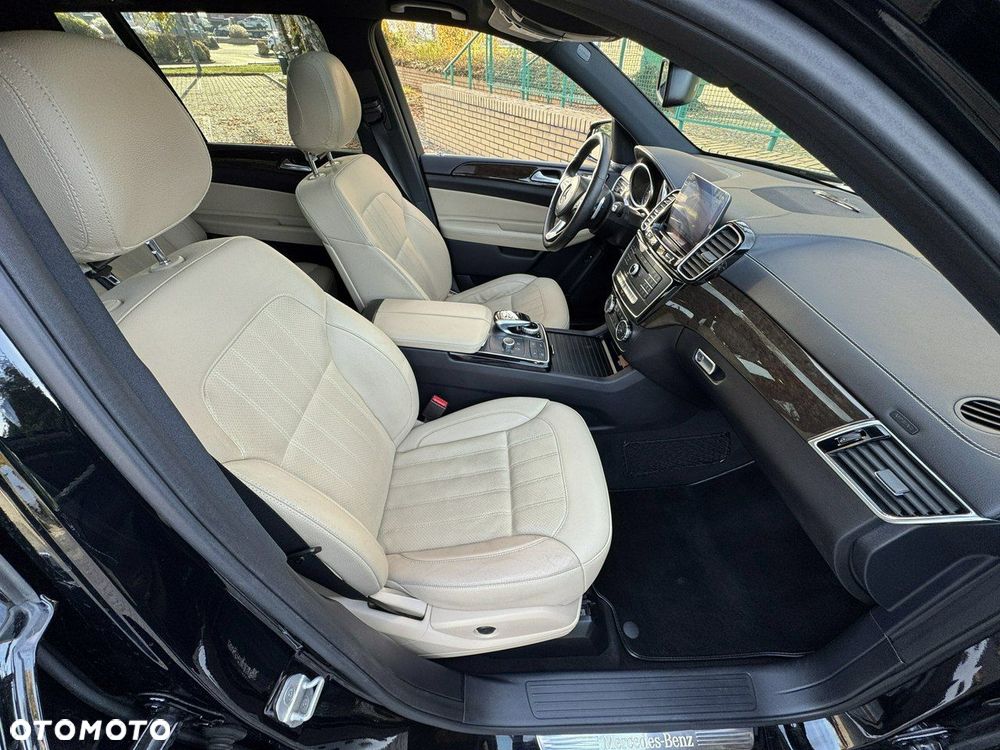 Mercedes-Benz GLS - 21