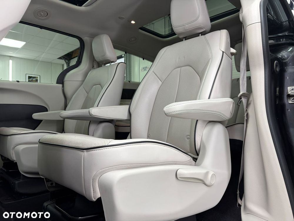 Chrysler Pacifica - 22