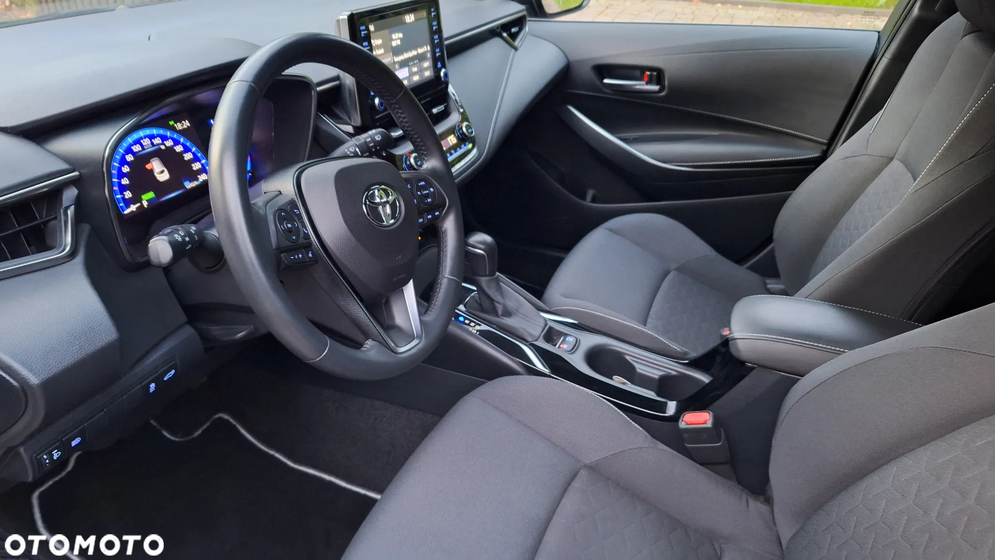 Toyota Corolla 2.0 Hybrid Style - 17