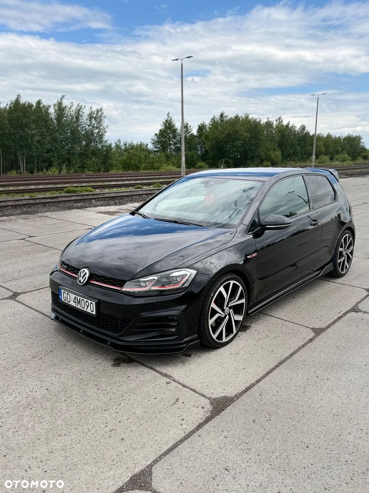 Volkswagen Golf - 1