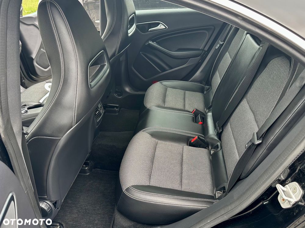 Mercedes-Benz CLA 180 Urban - 23