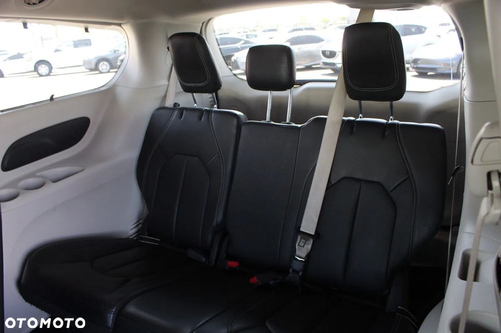 Chrysler Pacifica - 16