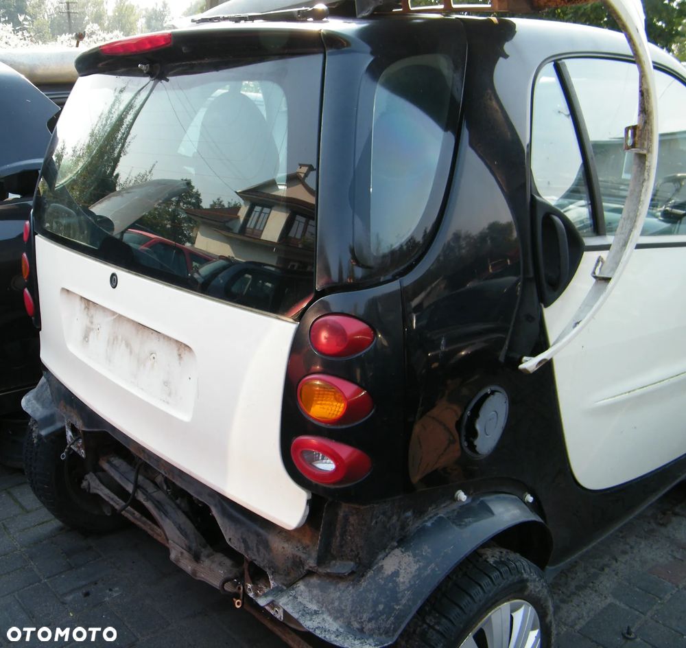 Smart ForTwo (2004r.) 0.7 B 50KM. Silnik 16092040638736 Skrzynia 0009478V002 lakier EB1  +  EA8 (Phat Red) . Cały na części GWARANCJA !!!  Przód Tył Zestaw Komplet Drzwi Klapa Zderzak Błotnik Maska Grill Atrapa Szyba Pas Lampa Lusterko Boczki Fotel Kanapa Kokpit Deska Rozdzielcza Przełącznik Włącznik Sterownik Przewody Wiązka Instalacja Moduł Komputer Czujnik Listwa Pompa Alternator Wtryski Głowica Rozrusznik Kompresor Sprzęgło Dwumas Silnik Skrzynia ABS Klimatyzacji Paliwa Wspomagania Kolektor Turbina Przepustnica Zawór Chłodnica Koło Hak Belka Sanki Zawieszenie Mcpherson Półoś Amortyzator Wydech Tłumik Zacisk Most - 2