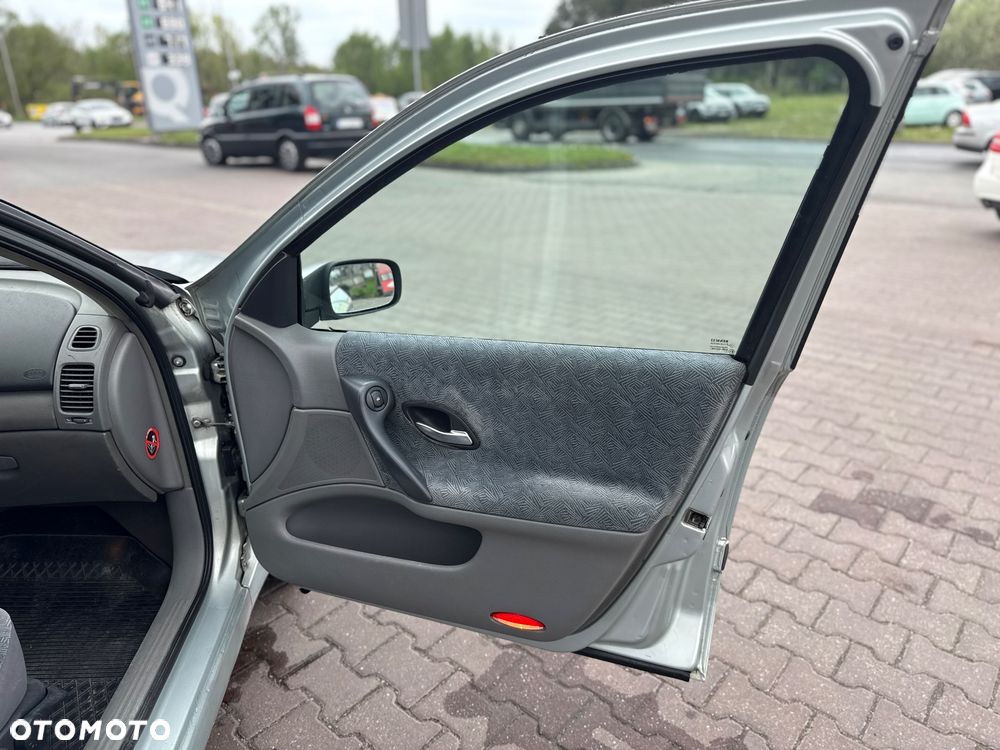 Renault Laguna 1.8 RXE Millenium - 16