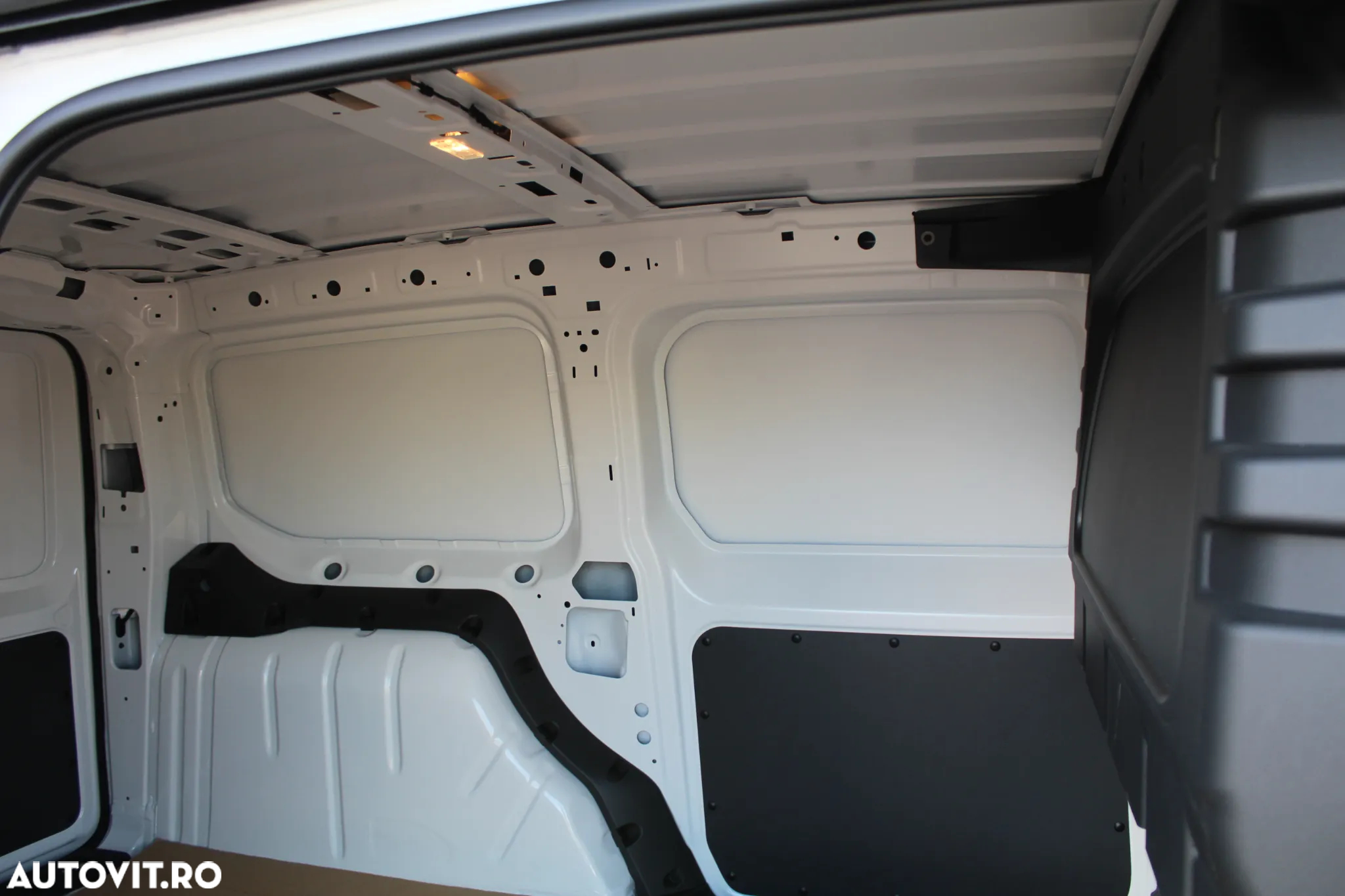 Volkswagen Caddy Maxi Cargo 2.0 TDI 75 102 CP - 2