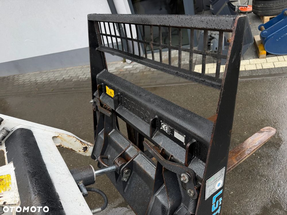 Bobcat S70 Mini-ładowarka 4x4 wózek terenowy. Łyżka widły. Kabina ogrzewana pełne szkło + drzwi ! aktualne serwisy DEKRA. Dokumentacja. silnik Kubota 3cyl. Maszyna Jak Nowa z Salonu! Pochodzi z Norweskiego Gospodarstwa! 2019 rok 715 mtg! Zero luzów i wycieków. Bardzo mocna i wydajna maszyna o małych gabarytach! Wąskie koła. Idealna do stajni. OKAZJA TANIO - 17
