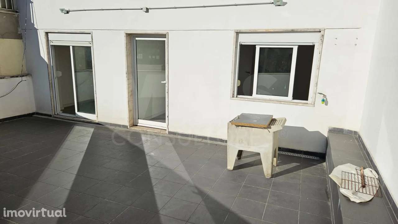 Prédio em Camarate - Grande imagem: 2/31