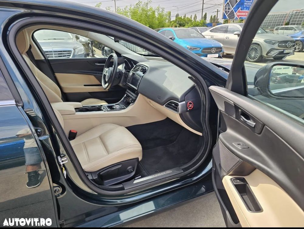Jaguar XE 2.0 Prestige - 14