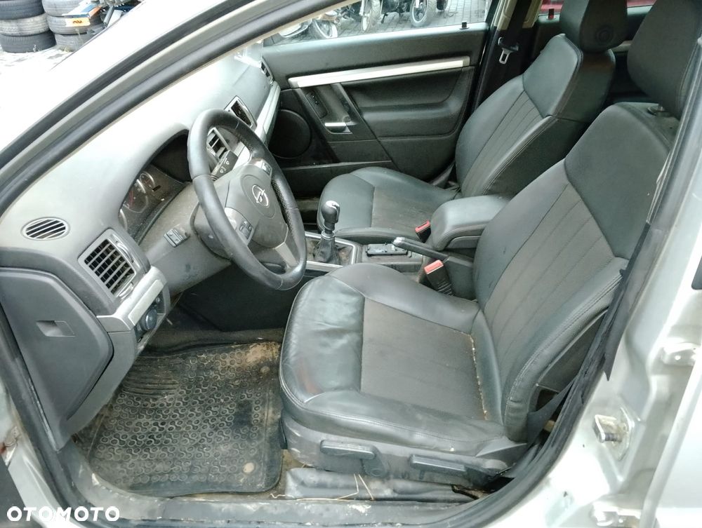 Opel Vectra C FL (05-08r.) 1.9 CDTI 149KM. Silnik Z19DTH Skrzynia F40WR lakier Z157 /157. Cały na części. GWARANCJA !!! Przód Tył Zestaw Komplet Drzwi Klapa Zderzak Błotnik Maska Grill Atrapa Szyba Pas Lampa Lusterko Boczki Fotel Kanapa Kokpit Deska Rozdzielcza Przełącznik Włącznik Sterownik Przewody Wiązka Instalacja Moduł Komputer Czujnik Listwa Pompa Alternator Wtryski Głowica Rozrusznik Kompresor Sprzęgło Dwumas Silnik Skrzynia ABS Klimatyzacji Paliwa Wspomagania Kolektor Turbina Przepustnica Zawór Chłodnica Koło Hak Belka Sanki Zawieszenie Mcpherson Półoś Amortyzator Wydech Tłumik Zacisk Most - 8