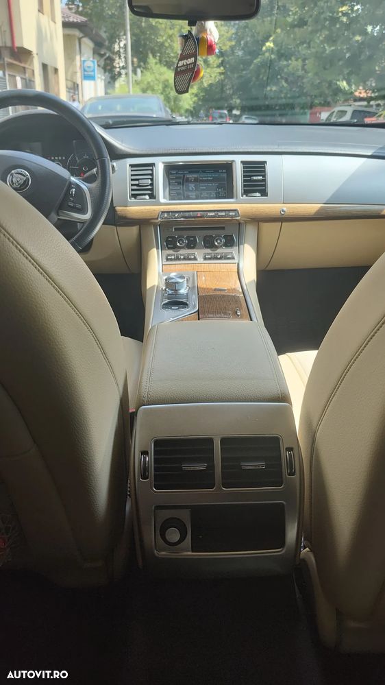 Jaguar XF 2.2D Luxury - 11