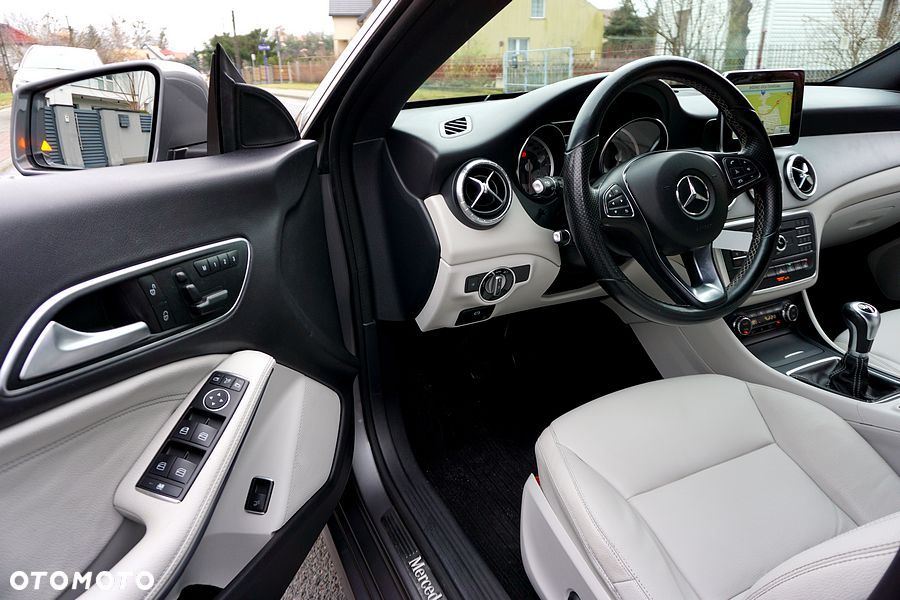 Mercedes-Benz CLA 180 Peak Edition - 21