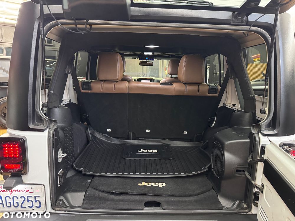 Jeep Wrangler 3.6 Unlim Sahara - 25