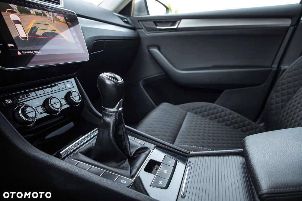 Skoda Superb 2.0 TDI Sportline - 25