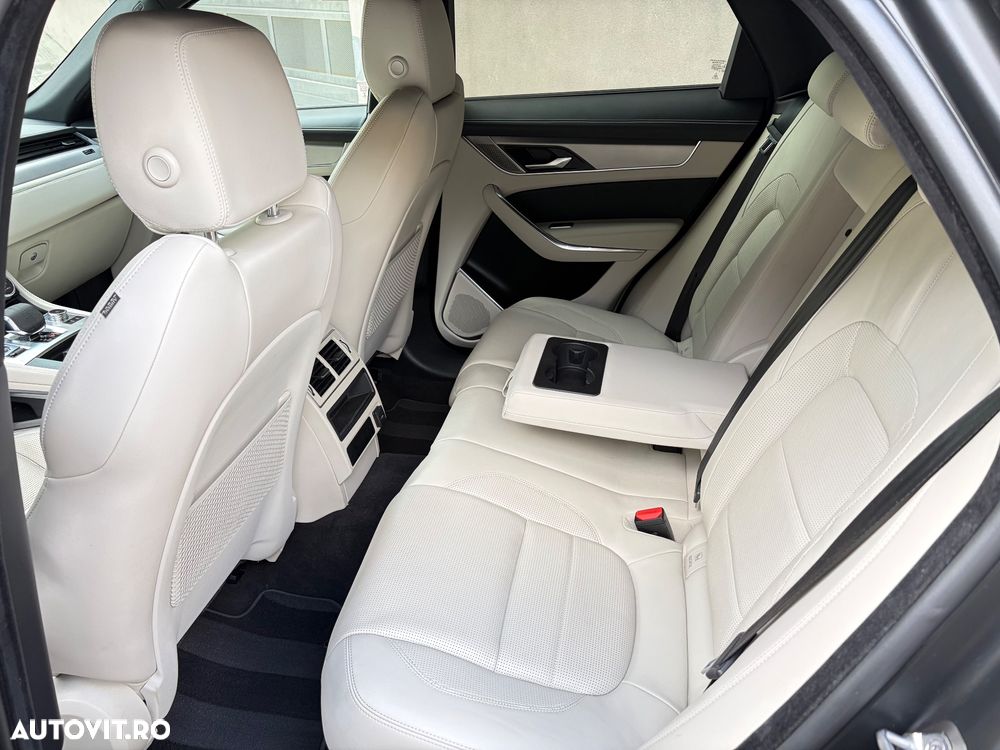 Jaguar F-Pace P250 AWD R-Dynamic SE - 7