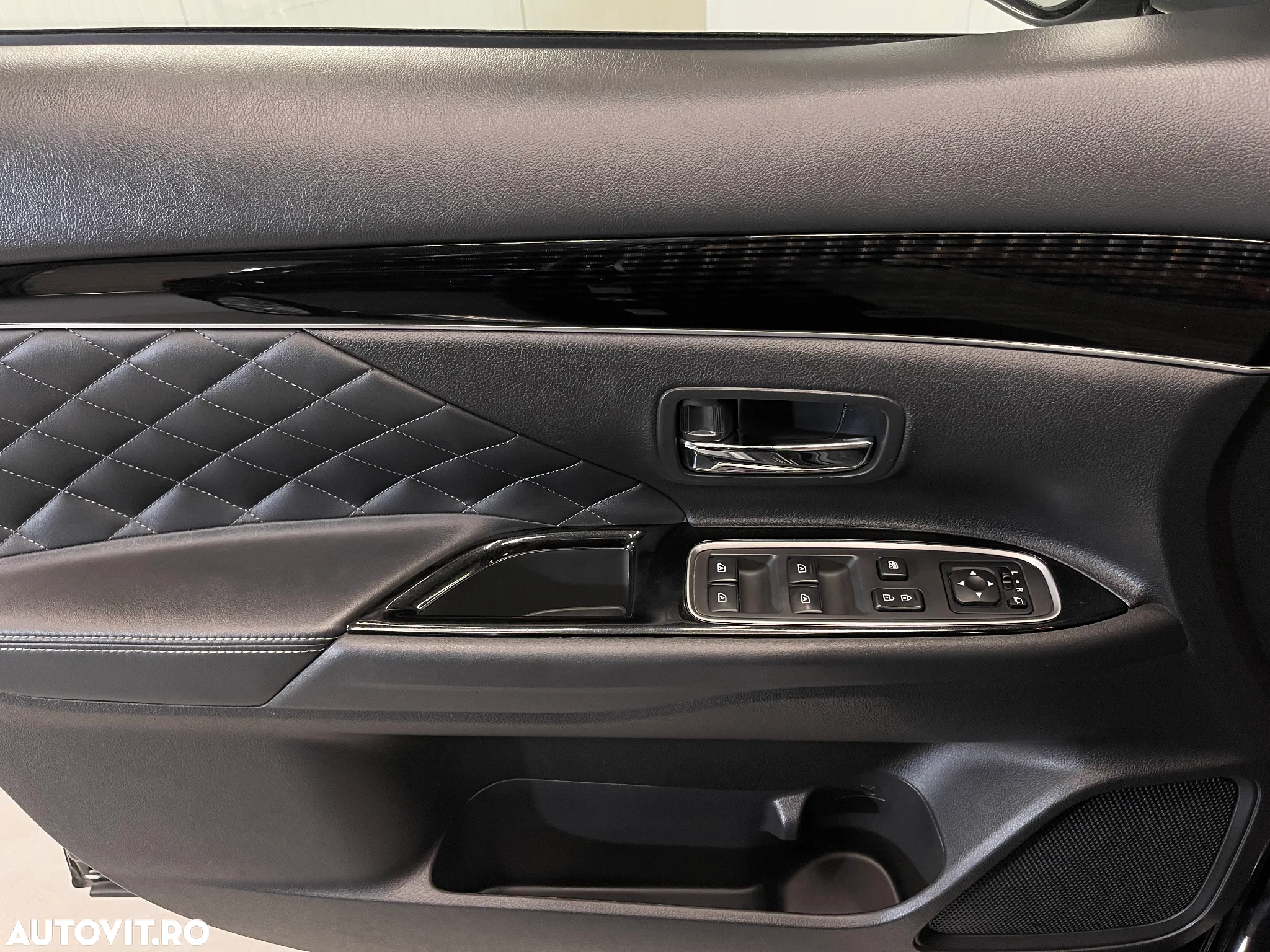 Mitsubishi Outlander 2.4 4WD Plug-In Hybrid Top - 29