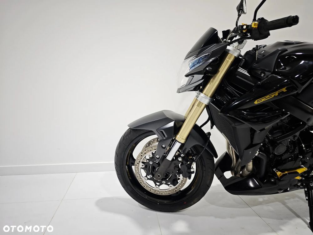 Suzuki GSR - 11